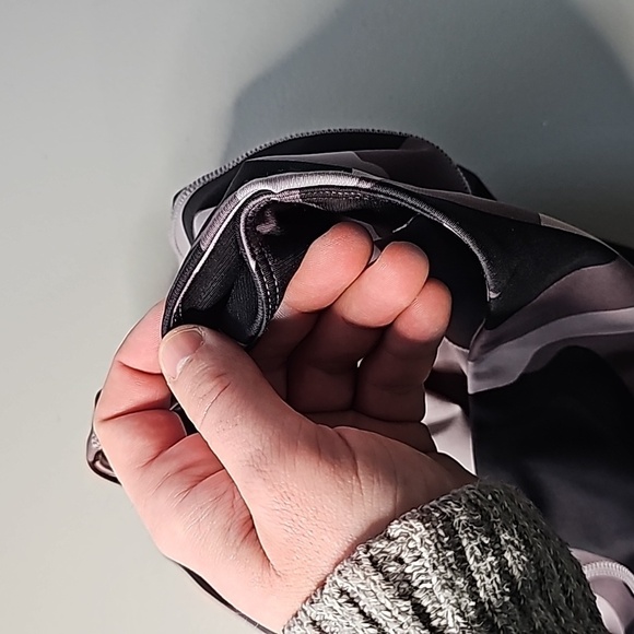 UNDER Armour small heatgear black and purple athletic leggings - Picture 8 of 8